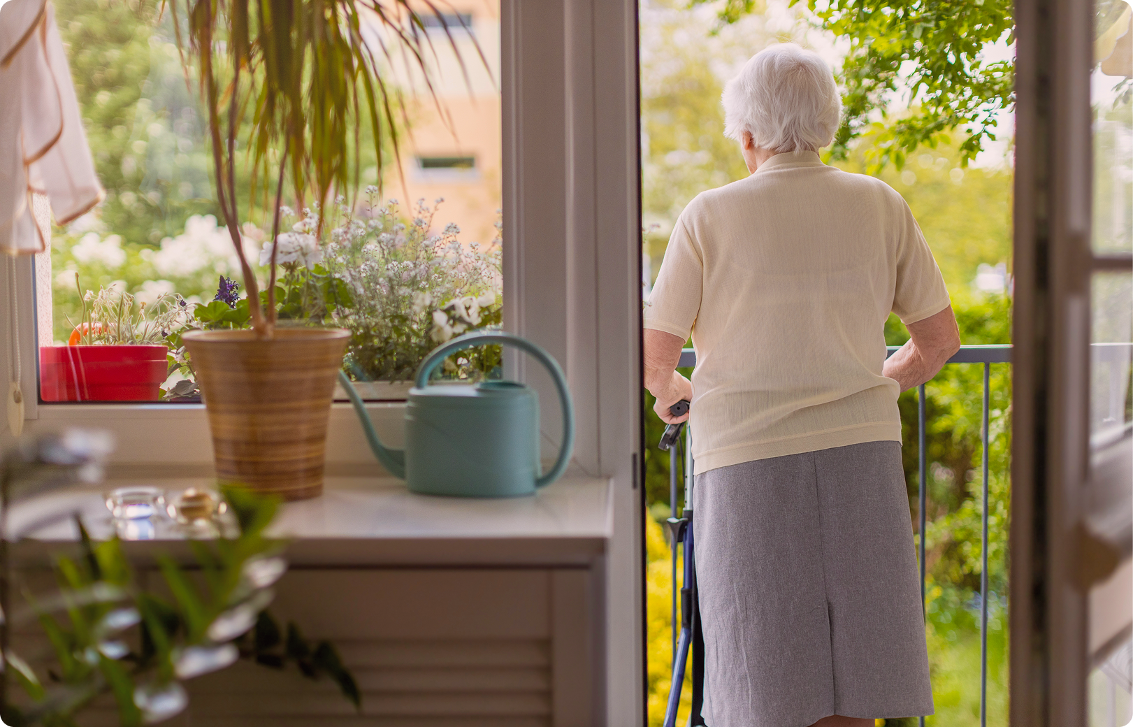 Altersgerechtes Wohnen Frau am Balkon